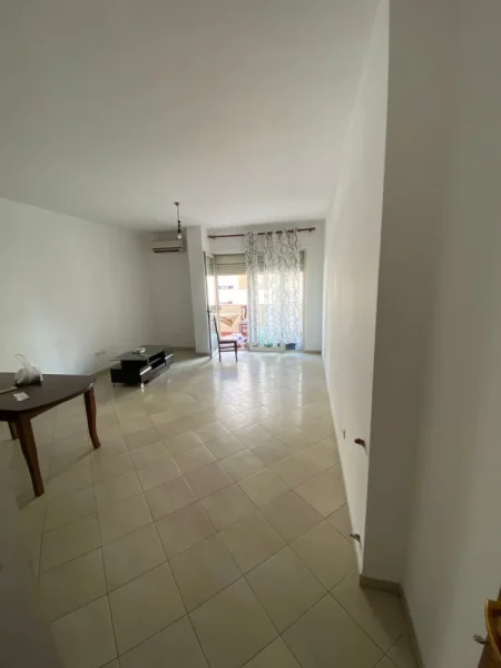 Tirane, jepet me qera apartament 2+1+Aneks+Ballkon Kati 3, 105 m² 600 € (2+1+2 Tek kristal center jepet dhe e mobiluar)