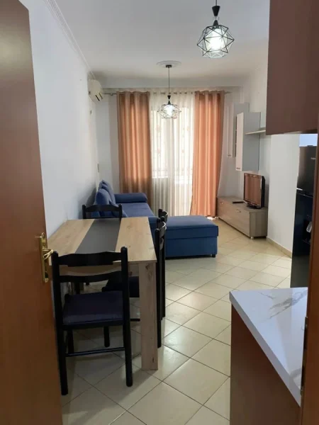 Tirane, jepet me qera apartament 1+1+Ballkon Kati 4, 60 m² 400 € (Blv Migjeni)