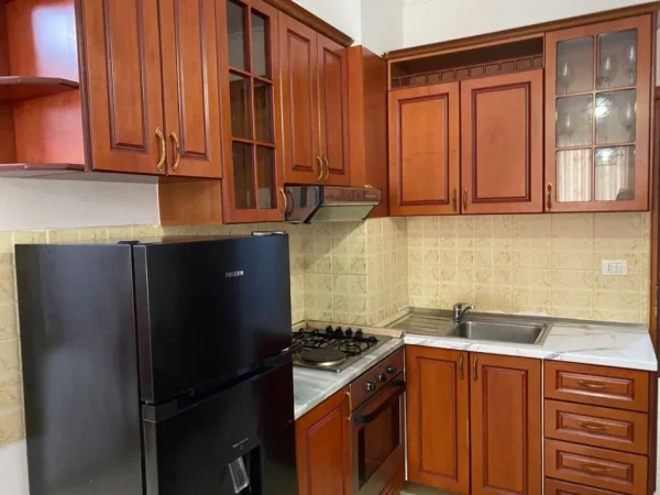 Tirane, jepet me qera apartament 1+1+Ballkon Kati 4, 60 m² 400 € (Blv Migjeni)