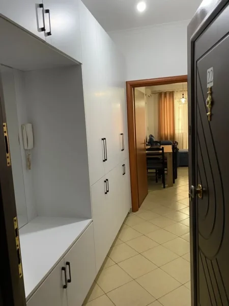 Tirane, jepet me qera apartament 1+1+Ballkon Kati 4, 60 m² 400 € (Blv Migjeni)