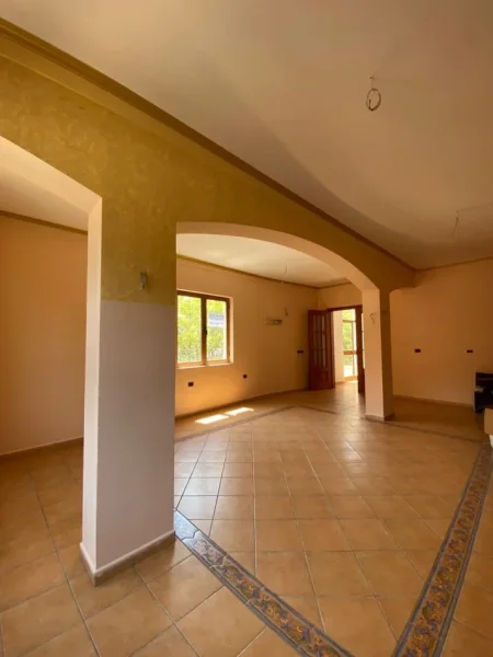 Tirane, jepet me qera Vile 4+1 Kati 1, 270 m² 2.500 € (don bosko)