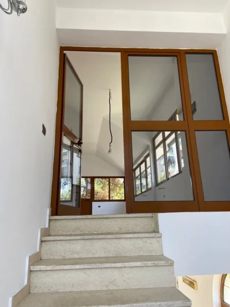 Tirane, jepet me qera Vile 4+1 Kati 1, 270 m² 2.500 € (don bosko)