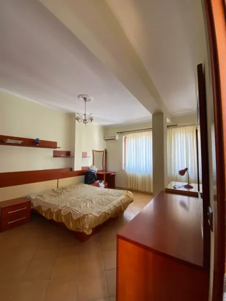 Tirane, jepet me qera Vile 4+1 Kati 1, 270 m² 2.500 € (don bosko)