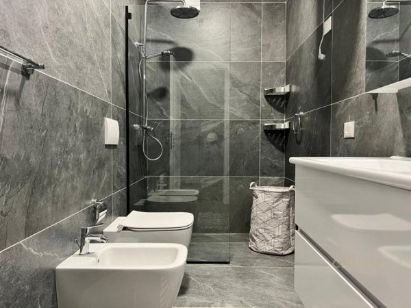 Tirane, jepet me qera apartament 1+1 Kati 5, 78 m² 600 € (BULEVARDI I RI)
