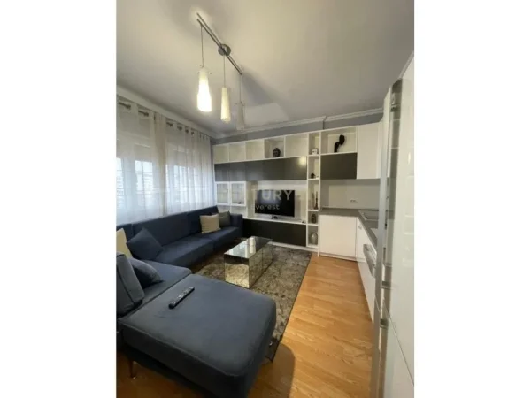 Tirane, jepet me qera apartament 1+1+Ballkon Kati 6, 70 m² 500 € (Ali Dem)