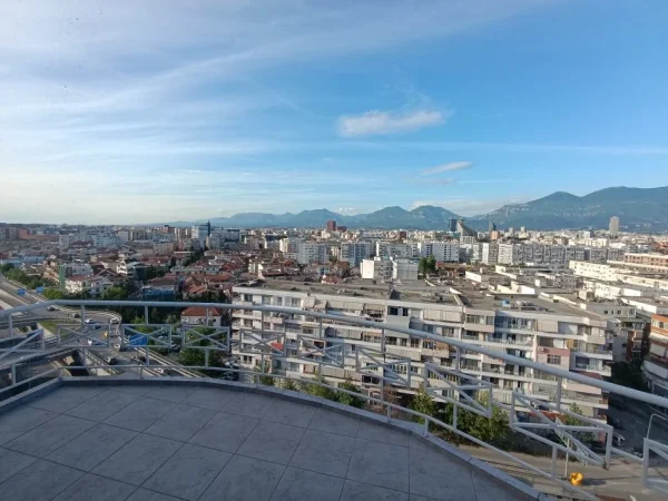 Tirane, jepet me qera apartament 2+1+Aneks+Ballkon Kati 9, 100 m² 800 € (Tek ura Kristal center mundesi perdorimi per Airbnb)
