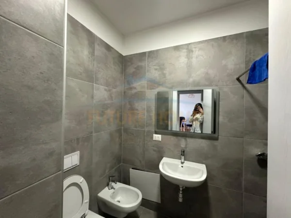 Tirane, jepet me qera apartament 1+1 Kati 4, 65 m² 500 € (Rruga e Dibres)