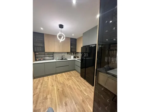 Tirane, shitet apartament 2+1+Ballkon Kati 3, 96 m² 220.000 € (Kristal Center)