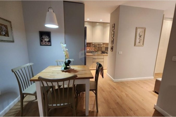 Tirane, jepet me qera apartament 1+1 , 75 m² 800 € (KOMPLEKSI DELIJORGJI)