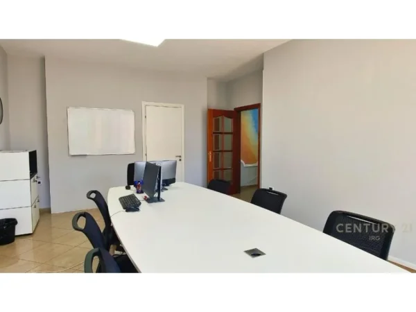 Tirane, jepet me qera apartament Kati 1, 130 m² 1.100 € 