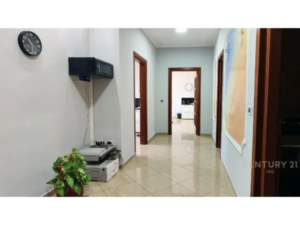 Tirane, jepet me qera apartament Kati 1, 130 m² 1.100 € 