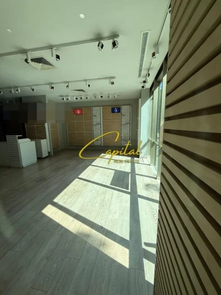 Tirane, jepet me qera dyqan Kati 0, 96 m² 5.200 € (DREJTORIA E POLICISE)