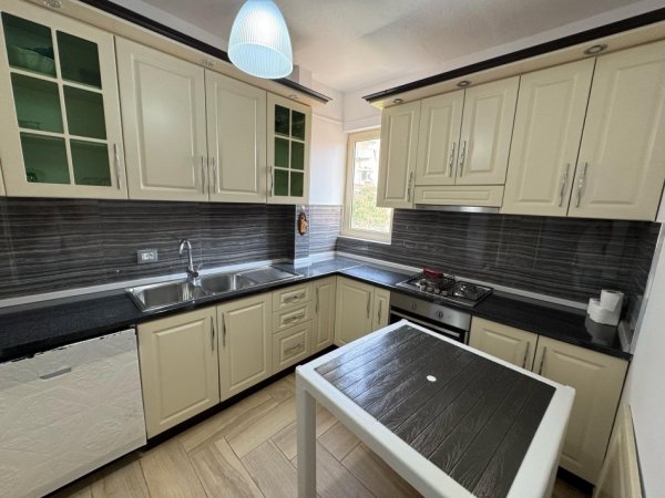 Tirane, jepet me qera apartament 2+1 , 110 m² 1.000 € (21 dhjetori)