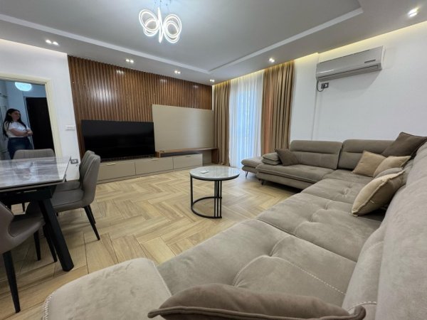 Tirane, jepet me qera apartament 2+1 , 110 m² 1.000 € (21 dhjetori)