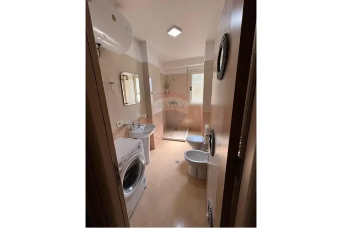 Tirane, jepet me qera apartament 1+1 Kati 1, 80 m² 550 € (Liqeni i Thate - Kompleksi Ferrari)