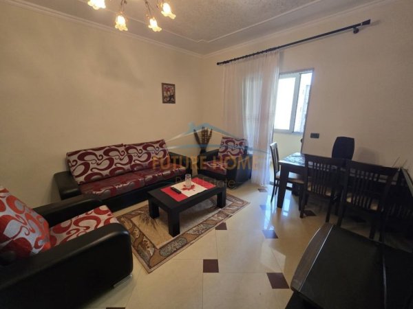 Tirane, jepet me qera apartament 1+1 Kati 2, 62 m² 500 € (rruga Petronini Luarasi)