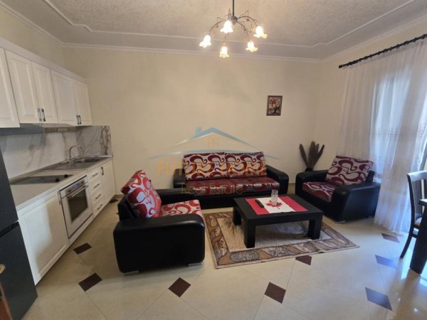 Tirane, jepet me qera apartament 1+1 Kati 2, 62 m² 500 € (rruga Petronini Luarasi)