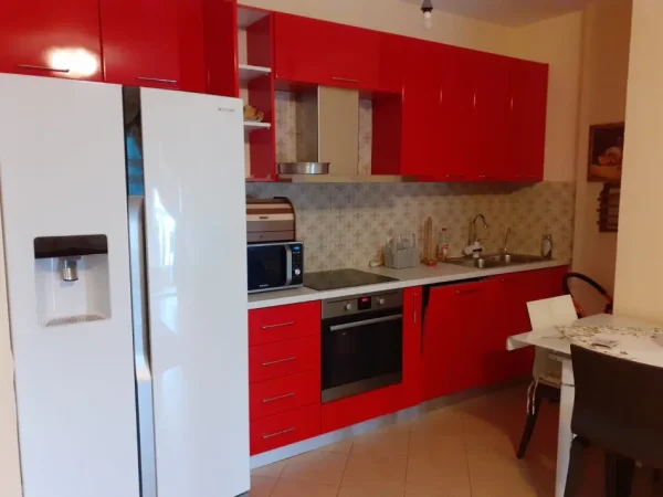 Tirane, jepet me qera apartament 1+1+Ballkon Kati 3, 70 m² 500 € (NOBIS LIQENI)