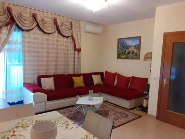 Tirane, jepet me qera apartament 1+1+Ballkon Kati 3, 70 m² 500 € (NOBIS LIQENI)