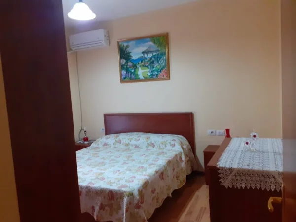 Tirane, jepet me qera apartament 1+1+Ballkon Kati 3, 70 m² 500 € (NOBIS LIQENI)