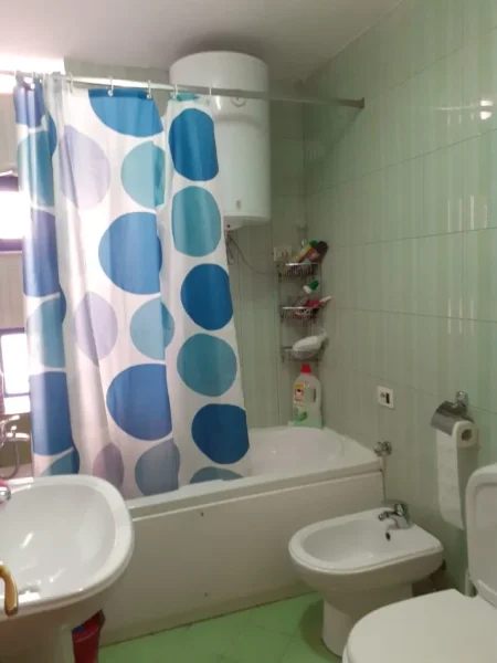 Tirane, jepet me qera apartament 1+1+Ballkon Kati 3, 70 m² 500 € (NOBIS LIQENI)