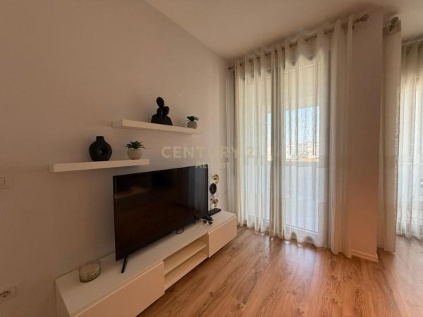 Tirane, jepet me qera apartament 2+1+Ballkon Kati 5, 90 m² 750 € (Materniteti i Ri)