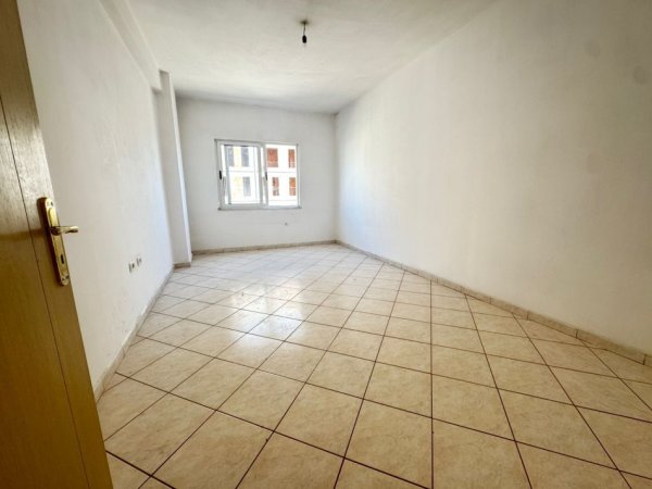 Tirane, shitet apartament 2+1+Ballkon Kati 5, 118 m² 150.000 € (Astir Prane Vila L Me Hipoteke)