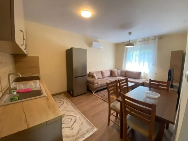 Tirane, jepet me qera apartament 2+1 Kati 4, 70 m² 750 € (Rruga Muhamet Gjollesha)