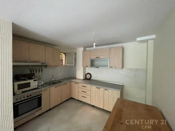 Tirane, jepet me qera zyre Kati 0, 2 m² 800 € 