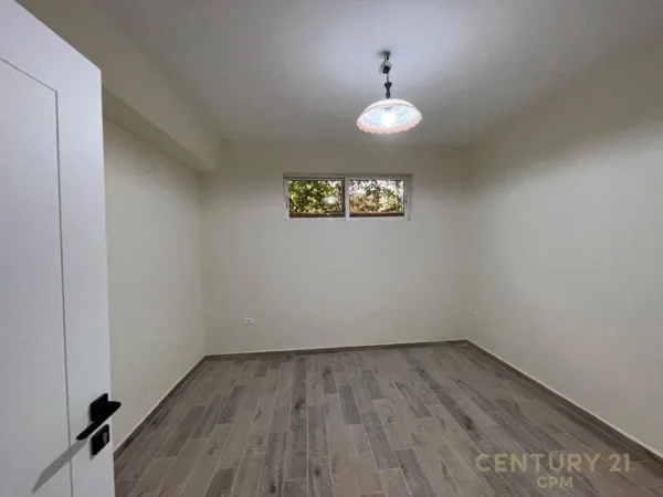 Tirane, jepet me qera zyre Kati 0, 2 m² 800 € 