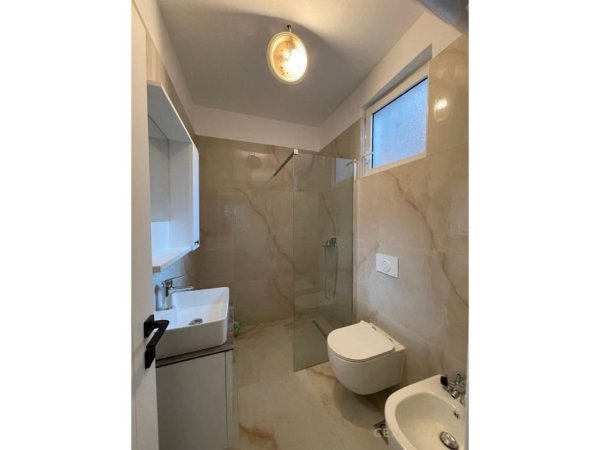 Tirane, jepet me qera zyre Kati 0, 2 m² 800 € 