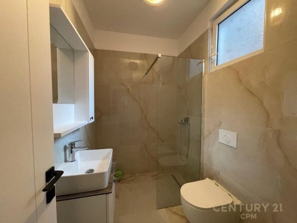 Tirane, jepet me qera zyre Kati 0, 2 m² 800 € 