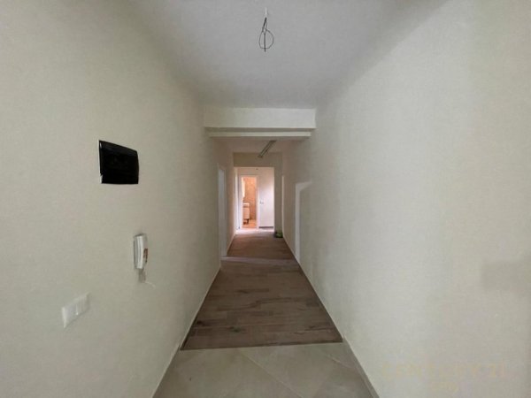 Tirane, jepet me qera zyre Kati 0, 2 m² 800 € 