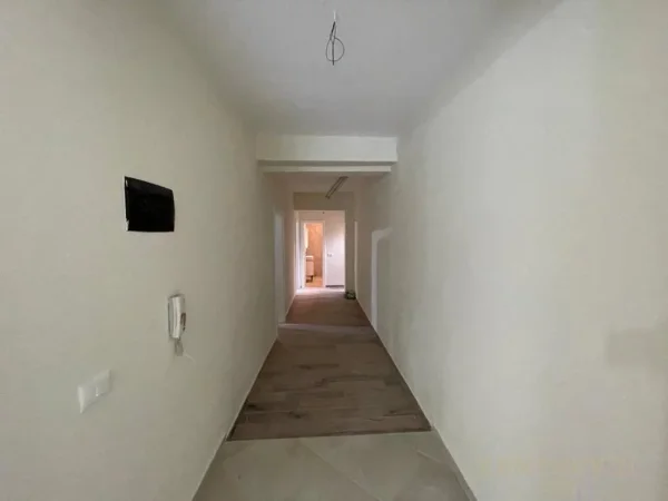 Tirane, jepet me qera zyre Kati 0, 2 m² 800 € 