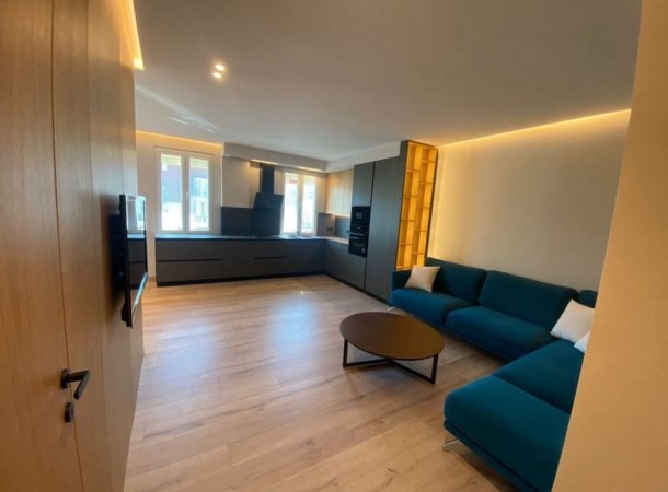 Tirane, jepet me qera apartament 2+1+Ballkon Kati 7, 100 m² 1.000 € (Komuna e Parisit)