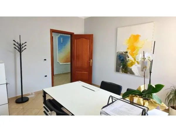 Tirane, jepet me qera zyre Kati 1, 130 m² 1.100 € 