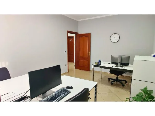 Tirane, jepet me qera zyre Kati 1, 130 m² 1.100 € 