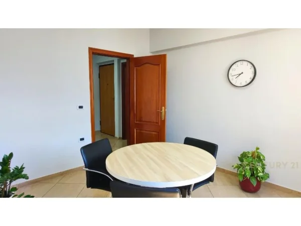Tirane, jepet me qera zyre Kati 1, 130 m² 1.100 € 