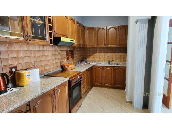 Tirane, jepet me qera zyre Kati 1, 130 m² 1.100 € 