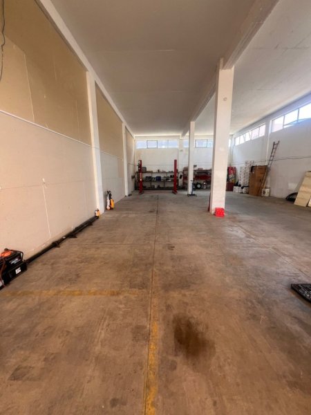 Tirane, jepet me qera magazine Kati 0, 200 m² 1.500 € 