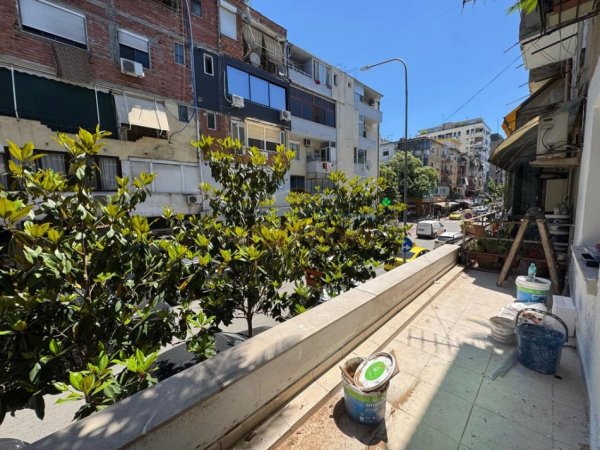 Tirane, jepet me qera apartament 2+1 Kati 2, 93 m² 800 € 
