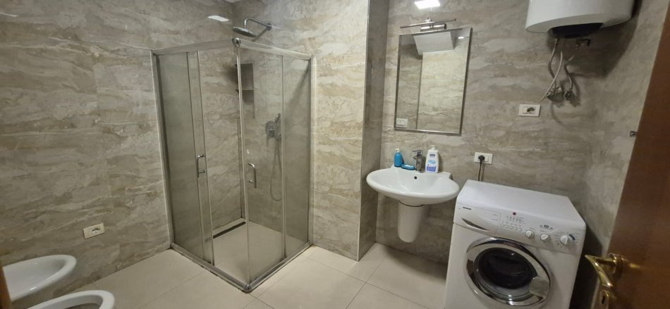 Tirane, jepet me qera apartament 2+1+Ballkon Kati 5, 95 m² 700 € (VASIL SHANTO)