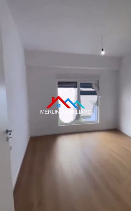 Tirane, Shitet Apartament 1+1 ne  Katin e 3, me sip. 60 m² 125.000 € ( Ne  lagjen Ali Demi,  tek Kompleksi Kaimi)