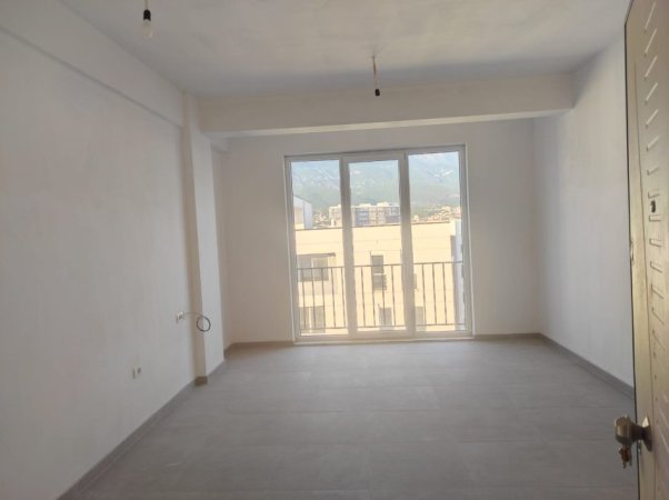 Tirane, jepet me qera apartament 2+1+Ballkon Kati 2, 90 m² 350 € (Rruga 5 Maji)