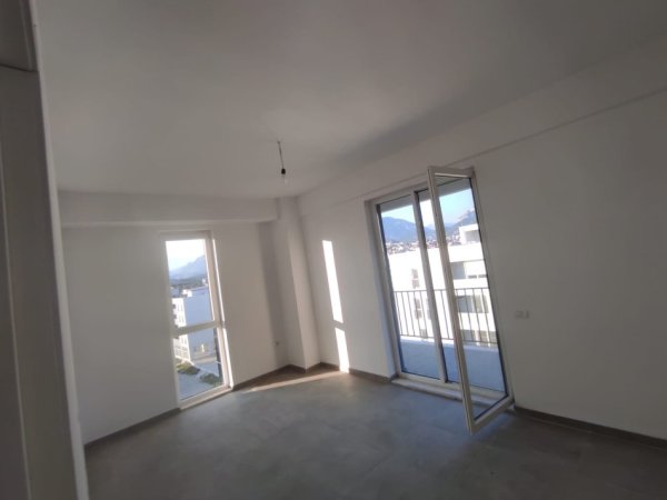 Tirane, jepet me qera apartament 2+1+Ballkon Kati 2, 90 m² 350 € (Rruga 5 Maji)