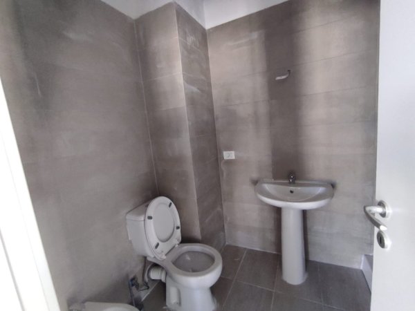 Tirane, jepet me qera apartament 2+1+Ballkon Kati 2, 90 m² 350 € (Rruga 5 Maji)