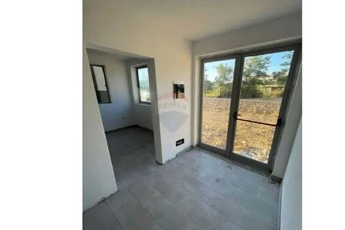 Tirane, jepet me qera magazine , 2.500 m² 4.000 € (AKSI TIRANE-VORE)