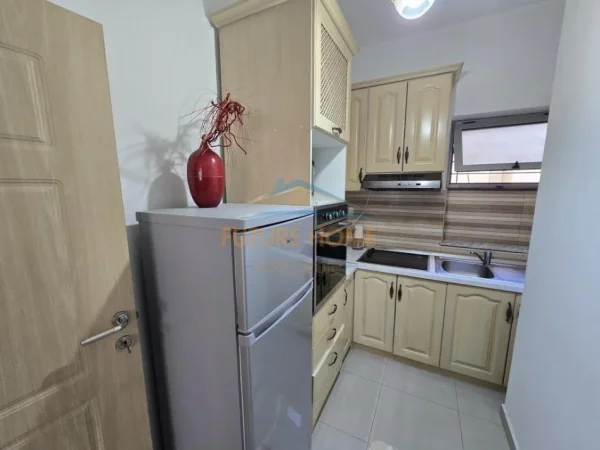 0683487469 Tirane, jepet me qera apartament 1+1+Ballkon Kati 1, 68 m² 600 € (Rruga Petronini Luarasi)