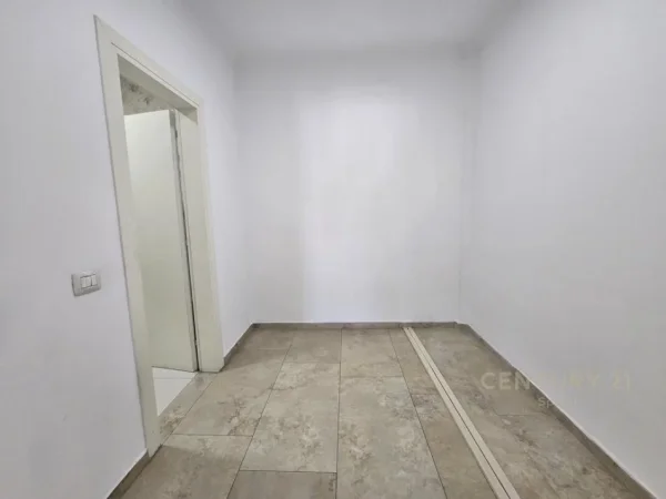 Tirane, jepet me qera zyre Kati 6, 140 m² 1.300 € (Ring Centre)