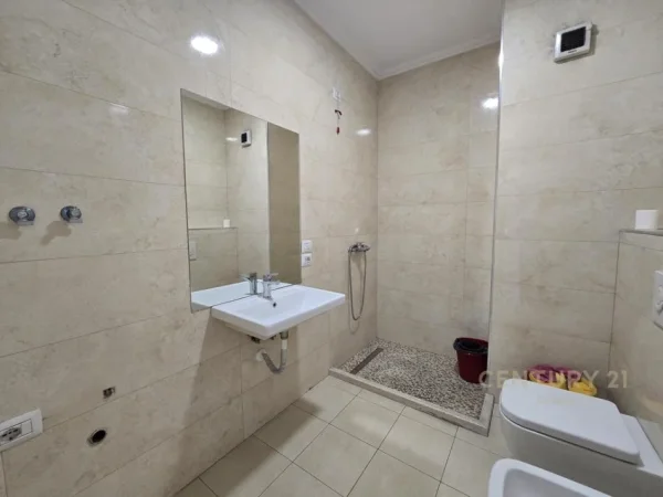 Tirane, jepet me qera zyre Kati 6, 140 m² 1.300 € (Ring Centre)